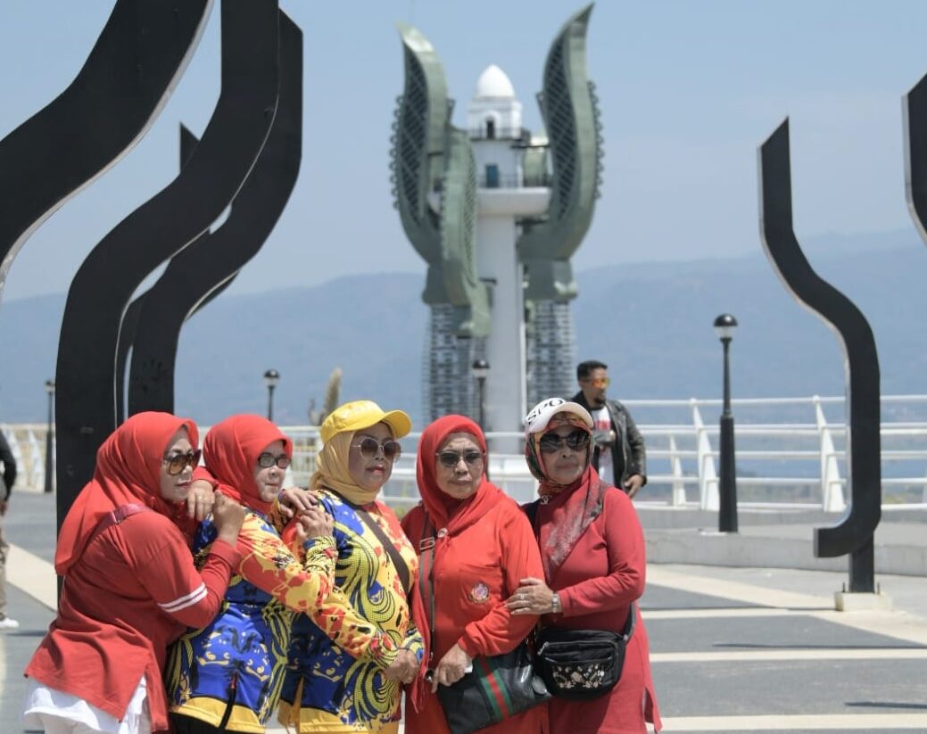 Jadi Ikon Wisata Baru di Jatigede, Gubernur Ridwan Kamil Resmikan Menara Kujang Sapasang