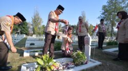 Peringati Gerakan Pramuka Jawa Barat, Ridwan Kamil Tabur Bunga di Taman Makam Pahlawan
