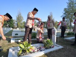Peringati Gerakan Pramuka Jawa Barat, Ridwan Kamil Tabur Bunga di Taman Makam Pahlawan