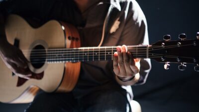 Chord Gitar Lagu April – Fiersa Besari, Kunci Dasar