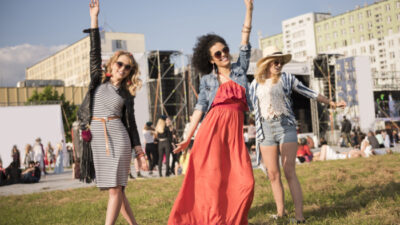 8 Inspirasi Gaya Outfit untuk Pergi ke Konser, Tetap Tampil ‘Well’ saat Nonton Festival Musik
