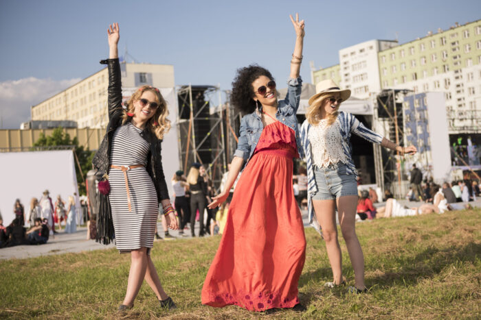 8 Inspirasi Gaya Outfit untuk Pergi ke Konser, Tetap Tampil 'Well' saat Nonton Festival Musik
