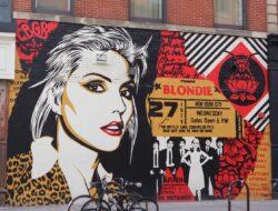 10 Fakta Menarik Debbie Harry, Vokalis Blondie yang Dianggap Sebagai Ikon Gaya