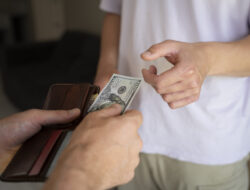 Ini Pertimbangan Apakah Kita Boleh Meminjamkan Uang kepada Keluarga, Saudara atau Sahabat