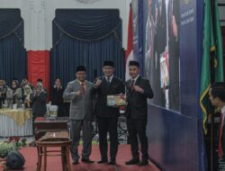 Pj Gubernur Jawa Barat, Bey Machmudin Tandatangani Dokumen Sertijab di Gedung Sate