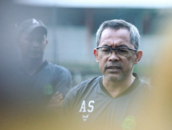 Aji Santoso Ungkap Pemainnya yang Absen Lawan Persib Bandung