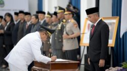 Penjabat Gubernur Jabar Bey Machmudin melantik enam Bupati dan Wali Kota yang habis masa jabatannya di Gedung Sate, Jalan Diponegoro, Kota Bandung, Rabu (20/9/2023)