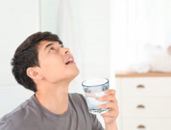 Ini Manfaat Kumur Air Garam bagi Kesehatan Gigi dan Mulut