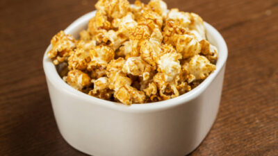 Persis di Bioskop! Inilah Resep Popcorn Caramel, Cemilan Legit untuk Temani Nonton Netflix di Rumah
