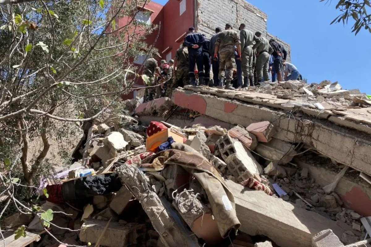 Tim SAR Maroko masih menjalani evakuasi dan pencarian usai gempa bumi dahsyat terjadi di Amizmiz, Maroko, 9 September 2023. (REUTERS/ABDELHAK BALHAKI)