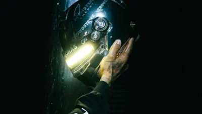 Lewis Hamilton Kolaborasi dengan Hajime Sorayama Buat Helm Futuristik
