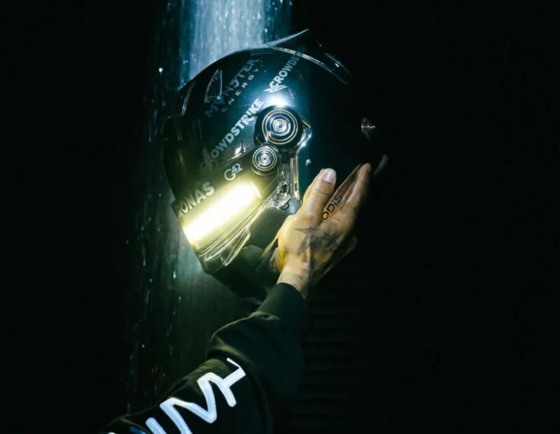 Lewis Hamilton Kolaborasi dengan Hajime Sorayama Buat Helm Futuristik