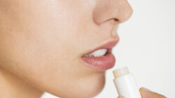 Cuaca Panas Bikin Bibir Kering, Seberapa Penting Penggunaan Lip Serum?