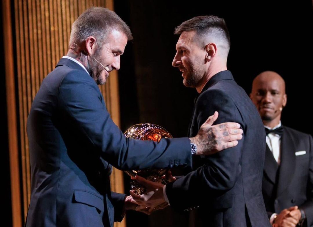 Atlet sepak bola Lionel Messi (kanan) kembali meraih trofi Ballon d'Or 2023.