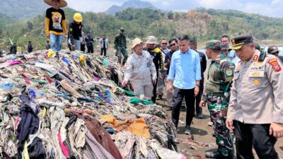 Cek Gunungan Sampah di Pantai Cibutun Sukabumi, Bey Machmudin: Penting Pencegahan dari Hulu