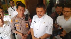 Kapolsek Padalarang Kompol Darwan bersama Kadisdik KBB Asep Dendih saat memberikan keterangan kepada wartawan di SD Cimerang, Rabu 11 Oktober 2023. Foto/HALOJABAR.COM