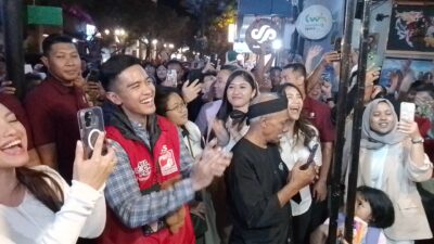 12 Hari Jadi Ketum PSI, Kaesang Pangarep Bersama Giring Ganesha Blusukan Malam di Bandung