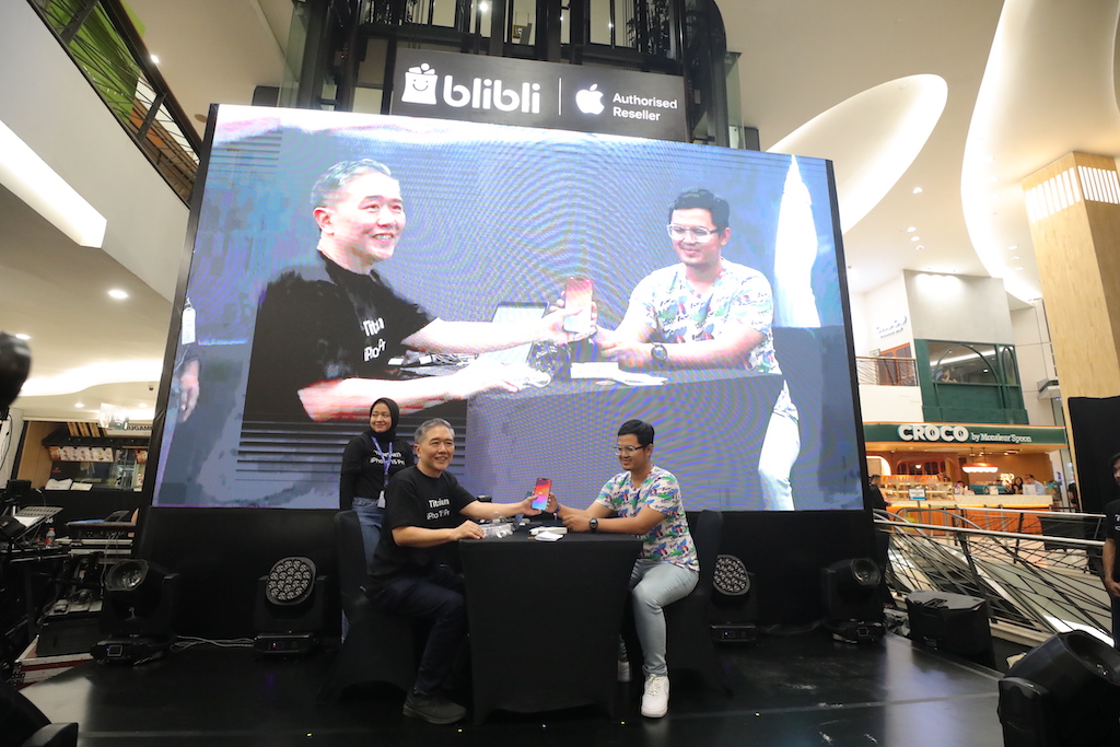 Foto: Kusumo Martanto, CEO & Co-Founder Blibli melayani Ary Setiady, pelanggan urutan pertama Midnight Launch Blibli di Jakarta