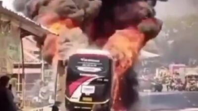 VIRAL, Video Detik-detik Bus Pariwisata Terbakar dekat Pom Bensin di Subang