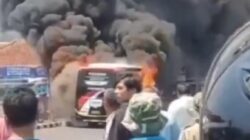 Sebuah Bus terbakar di Subang, Jawa Barat.