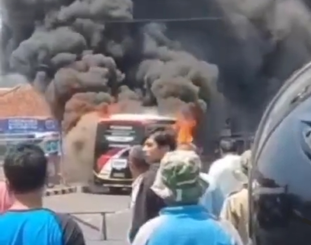 Sebuah Bus terbakar di Subang, Jawa Barat.