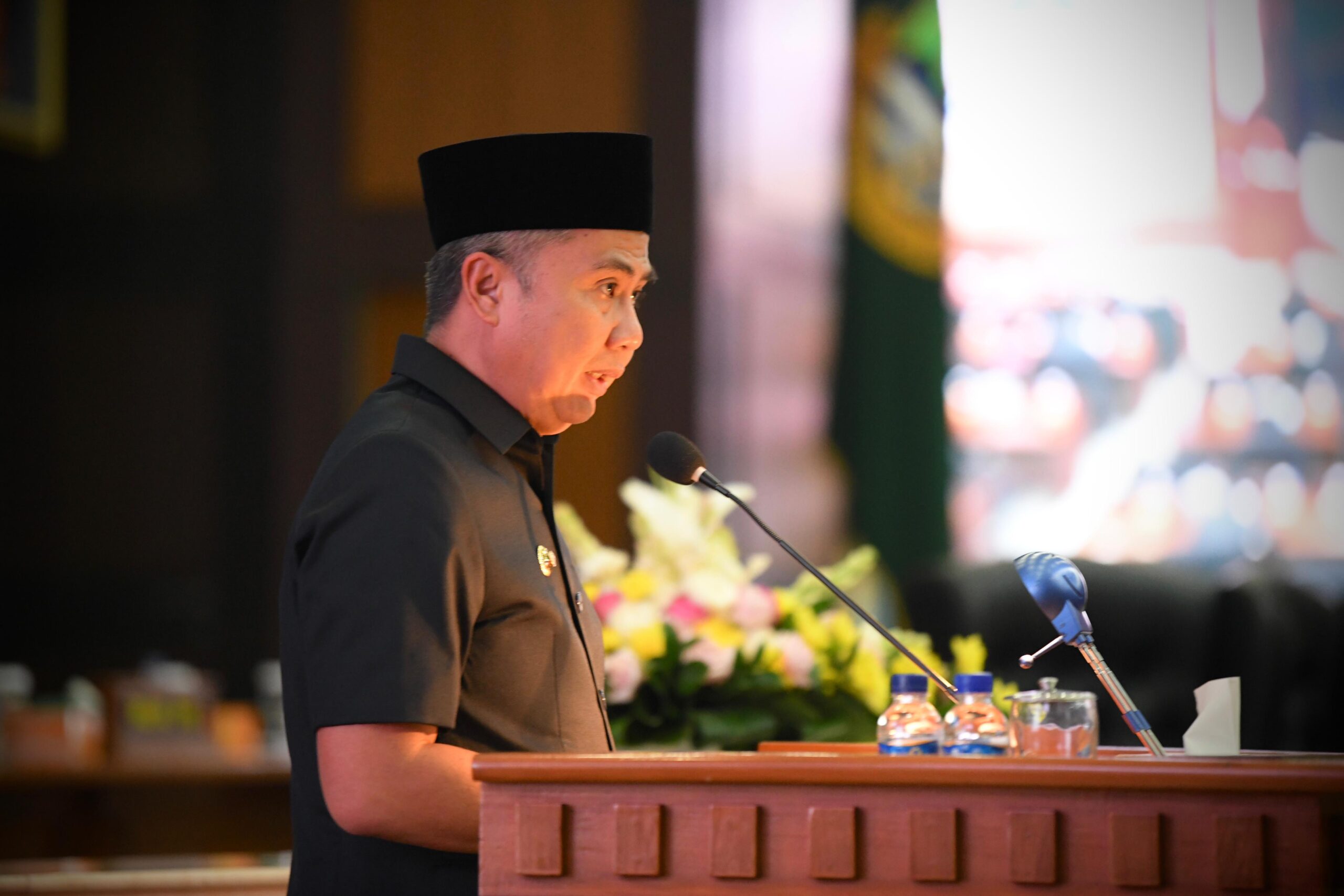 Penjabat Gubernur Jawa Barat Bey Machmudin menghadiri Rapat Paripurna DPRD Jabar dengan agenda Pandangan Umum Fraksi atas ranperda APBD 2024 di Kota Bandung, Selasa (26/10/2023).(Foto: Biro Adpim Jabar)