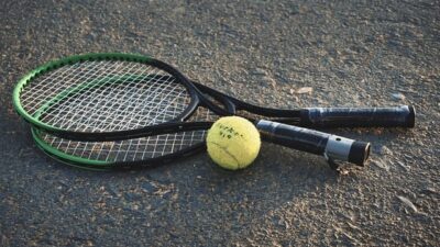 Bermain Tenis Tanpa Merogoh Kocek Terlalu Dalam: 5 Rekomendasi Raket Terjangkau