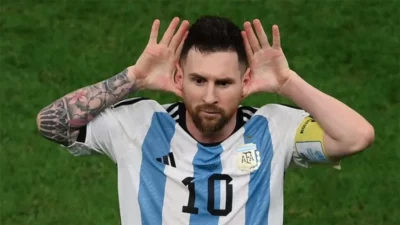 Leonel Messi adalah seorang pemain sepak bola profesional asal Argentina
