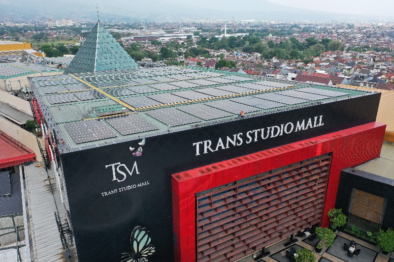 Pemasangan panel surya di Trans Studio Mall Bandung.