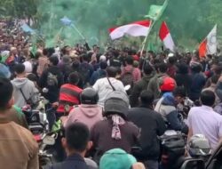 Tuntut Kenaikan UMK, Buruh Pengunjuk Rasa Blokir Jalan Akses Industri MM2100 Cikarang Barat Bekasi