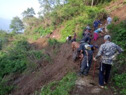 Jalan Poros Desa Perbatasan KBB-Cianjur Diterjang Longsor, Aktivitas Warga Terganggu