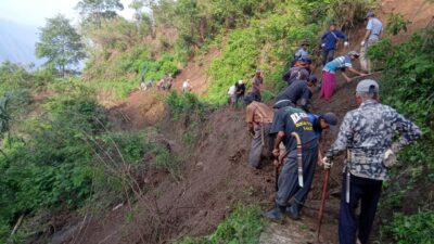 Jalan Poros Desa Perbatasan KBB-Cianjur Diterjang Longsor, Aktivitas Warga Terganggu