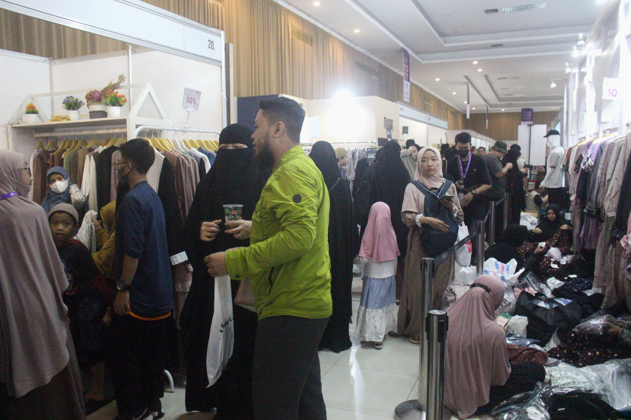 Kerumunan orang di acara Muslim LifeFair hari ke 2 pada Sabtu, 4 November 2023 di Bandung Convention Center (BCC), Bandung, Jawa Barat.