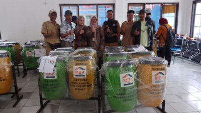 PT MBK Ventura Salurkan 52 Tong Sampah Hasil Dana CSR di Kantor Kecamatan Cihampelas