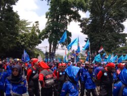 Lagi! Ribuan Buruh Gelar Aksi di Depan Kantor Gubernur Jawa Barat, Ini Isi Tuntutannya