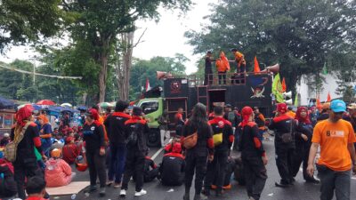 Partai Buruh dan Serikat Pekerja se-Jabar Gelar Aksi Demonstrasi di Gedung Sate