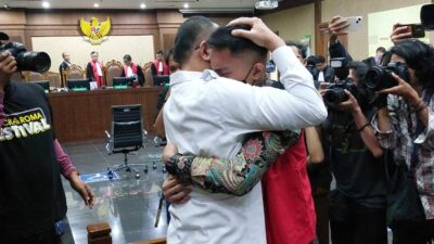 Pertemuan Mengharukan Rafael Alun dan Mario Dandy usai Terjerat Kasus Masing-masing, Berpelukan Erat di PN Tipikor