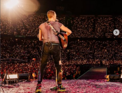 Tak Ada Bendera Pelangi di Konser Coldplay, Chris Martin Ganti dengan Bendera Berlambang Love