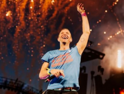 Chris Martin Berpantun di Konser Coldplay: Boleh Dong Pinjam Seratus