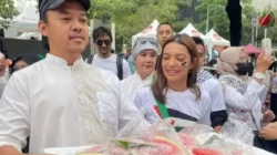 Najwa Shihab Bagi 1000 Semangka Gratis di Acara Aksi Damai Aliansi Rakyat Indonesia Bela Palestina