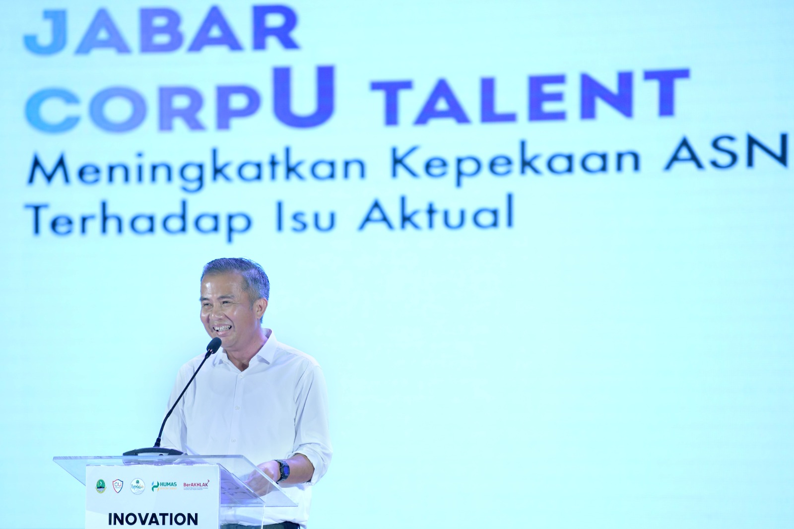 Penjabat Gubernur Jabar Bey Machmudin saat meluncurkan program Jabar CorpU Talent, di Dago Tea House, Kota Bandung, Kamis (2/11/2023). (Foto - foto: yogi prayoga dokpim jabar)