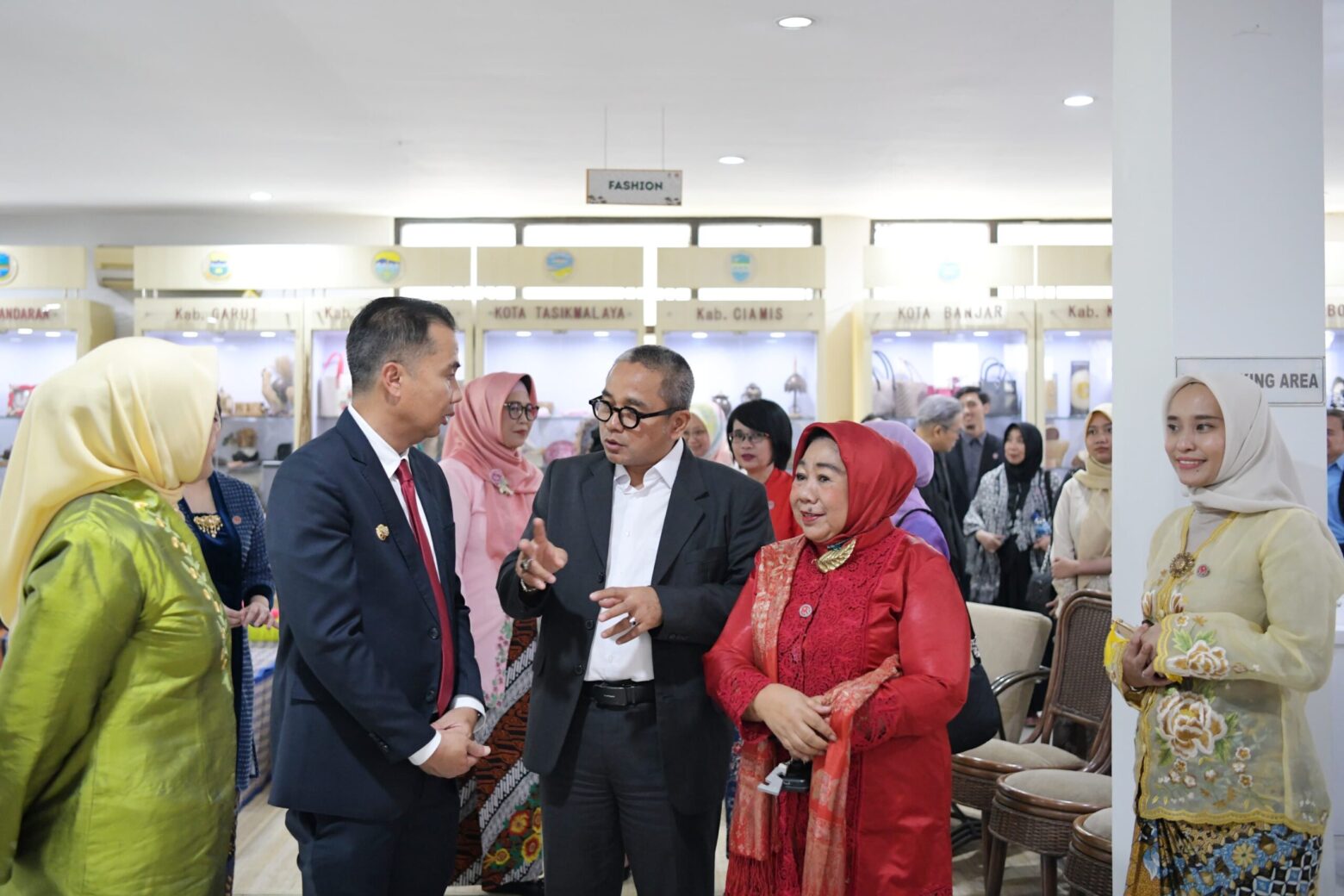 Penjabat Gubernur Jawa Barat Bey Machmudin menghadiri pengukuhan Pengurus Dekranasda Jabar Masa Bakti 2023 - 2024 di kantor Dekranasda Jabar, Kota Bandung, Senin (13/11/2023).(Foto: Biro Adpim Jabar)