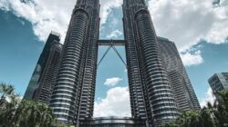 Menara kembar Petronas sebagai ikon wisata kota Malaysia / Instagram @jadejaleesa