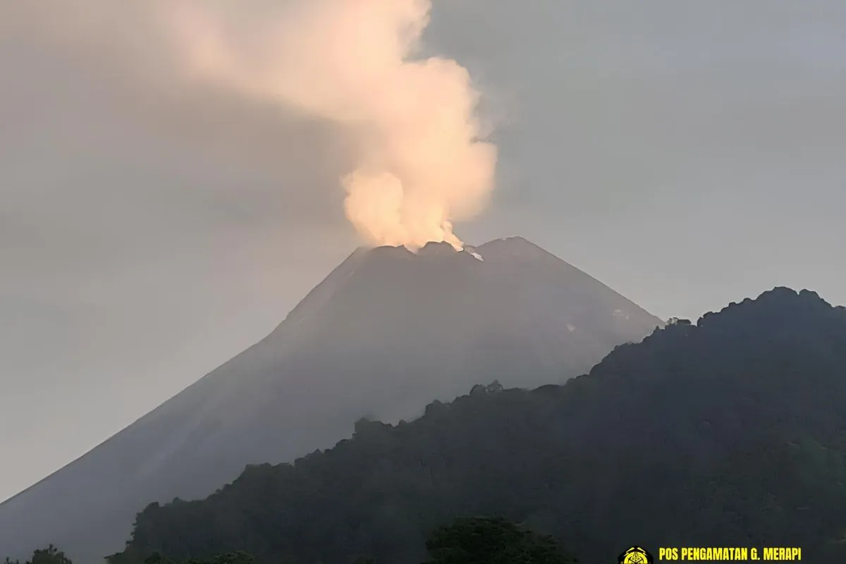Asap berwarna putih membumbung dari puncak Gunung Merapi yang berlokasi di perbatasan Jawa Tengah dan Yogyakarta, Selasa (26/12/2023). (HO-PVMBG)
