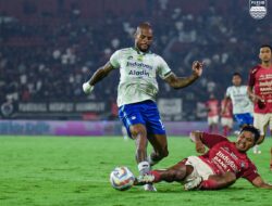 Bojan Hodak Sentil Kinerja Wasit di Laga Bali United vs Persib