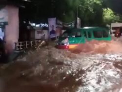 Banjir dan Antrian Kendaraan Terjadi Akibat Hujan Deras Disertai Angin Kencang di Wilayah Bandung
