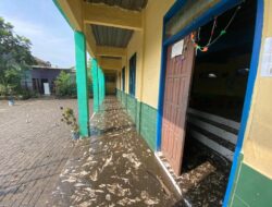 Banjir Surut, Warga Cimahi Disibukan Kotoran Sisa Lumpur dan Keluhan Gatal-gatal