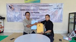 Pemimpin bank bjb Kantor Cabang Denpasar Sony Permana (kanan) bersama perwakilan Sari Satwa Agrofarm.