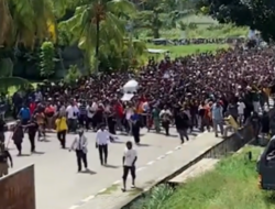 Pemakaman Lukas Enembe Ricuh, Kepala Pj Gubernur Papua Berdarah Kena Lempar Batu hingga Kapolda Papua Jadi Sasaran