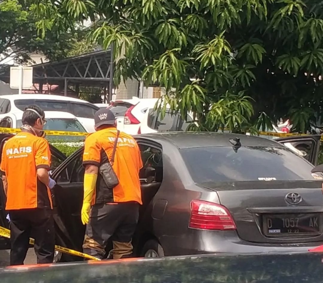 Tim Inafis sedang olah tempat kejadian perkara penemuan mayat di Stasiun Bandung. / netizen